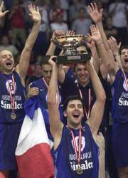 Kapiten reprezentacije Dejan Bodiroga sa trofejem