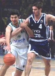 Bodiroga (levo, Pao) u borbi za loptu sa Mulaomeroviem (Efes)