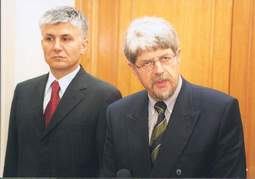 Dr Zoran ini i Ernst vanhold se obraaju novinarima