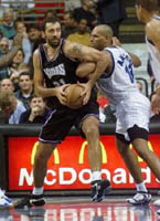 Vlade Divac (levo) u duelu sa centrom Orlanda