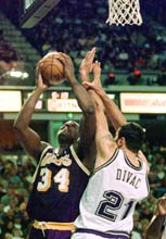 Divac (21) blokira akila O'Nila iz Lejkersa