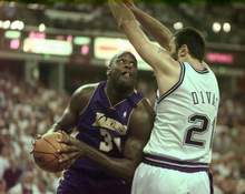 Vlade Divac (desno, Kingsi) i ejkil O'Nil (Lejkersi)