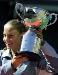 Jelena Dokić sa pobedničkim peharom